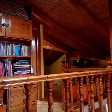 Domek alpejski ευχάριστο με σοφίτα και τζάκι.