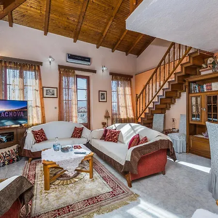 Domek alpejski ευχάριστο με σοφίτα και τζάκι.