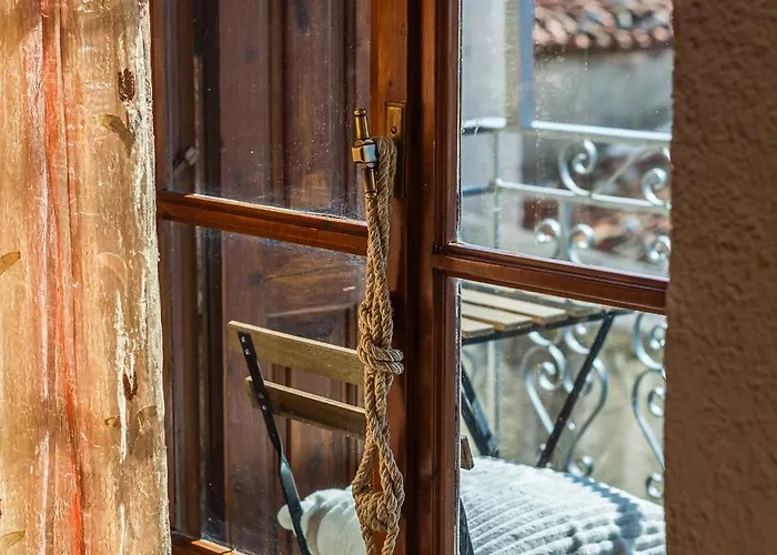 ευχάριστο με σοφίτα και τζάκι. * Αράχωβα