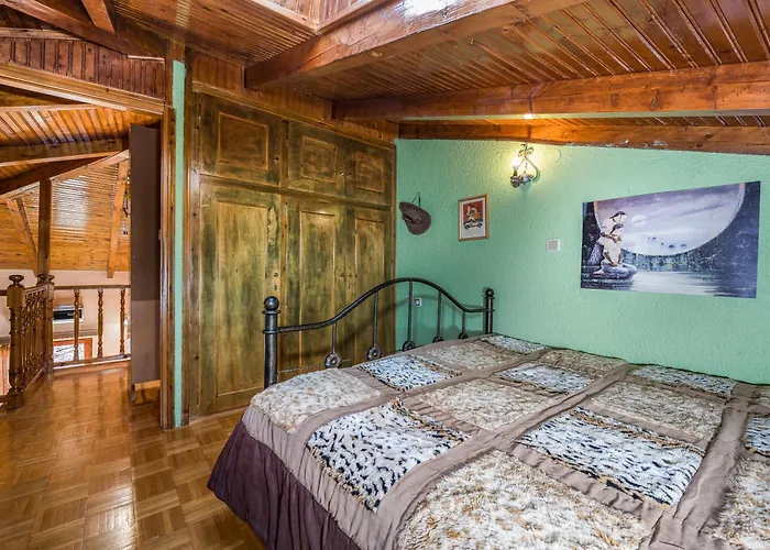 ευχάριστο με σοφίτα και τζάκι. Σαλέ