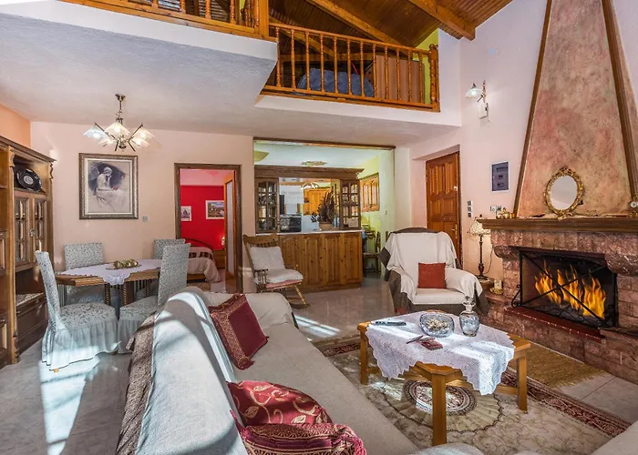 ευχάριστο με σοφίτα και τζάκι. Αράχωβα