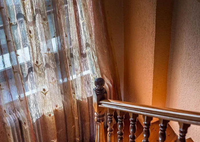 ευχάριστο με σοφίτα και τζάκι.